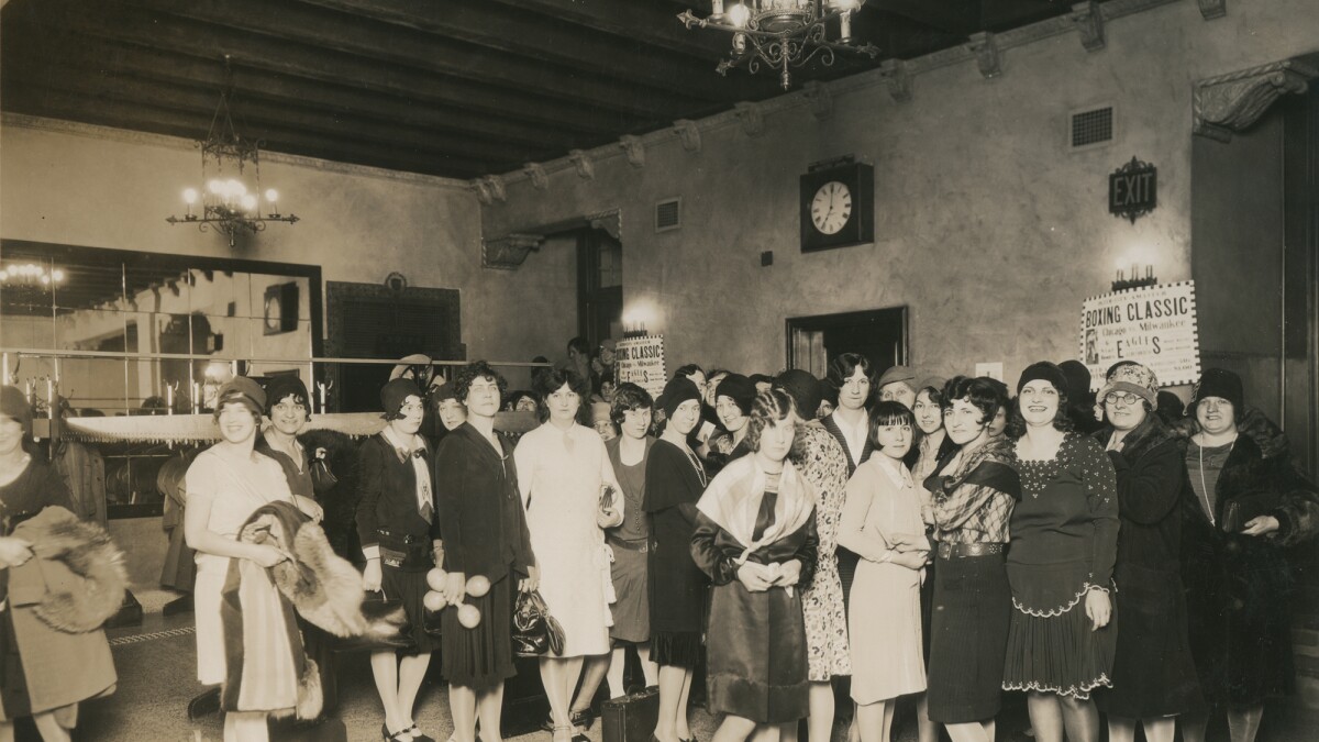 Flapper culture took over Milwaukee during the Roaring '20s | WUWM 89.7 FM - Milwaukee's NPR Flapper culture took over Milwaukee during the Roaring '20s | WUWM 89.7 FM - Milwaukee's NPR
