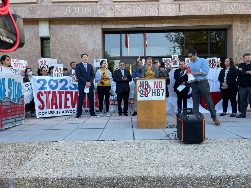 Los opositores a un proyecto de ley de inmigración estatal, HB20, se reúnen frente a un edificio estatal en el Capitolio de Texas el 12 de abril de 2023.