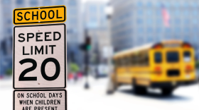 Señal de límite de velocidad en zonas escolares