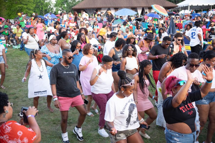 outdoor concert dancers