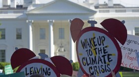 Protesters gather outside the White House in Washington, Thursday, June 1, 2017, to protest President Donald Trump's decision to withdraw the Unites States from the Paris climate change accord. (Susan Walsh/AP)