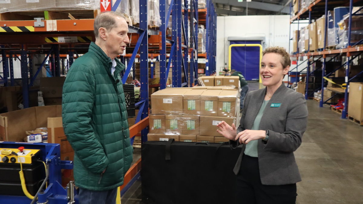 Wyden talks SNAP funding and Newport ICE activity in stop at Food for Lane County facility