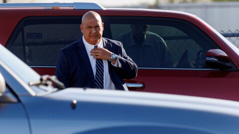 ARCHIVO - El exjefe de policía del distrito escolar de Uvalde, Pete Arredondo, se prepara para ingresar al Centro de Justicia del Condado de Uvalde para una audiencia previa al juicio el 19 de diciembre de 2024 en Uvalde, Texas