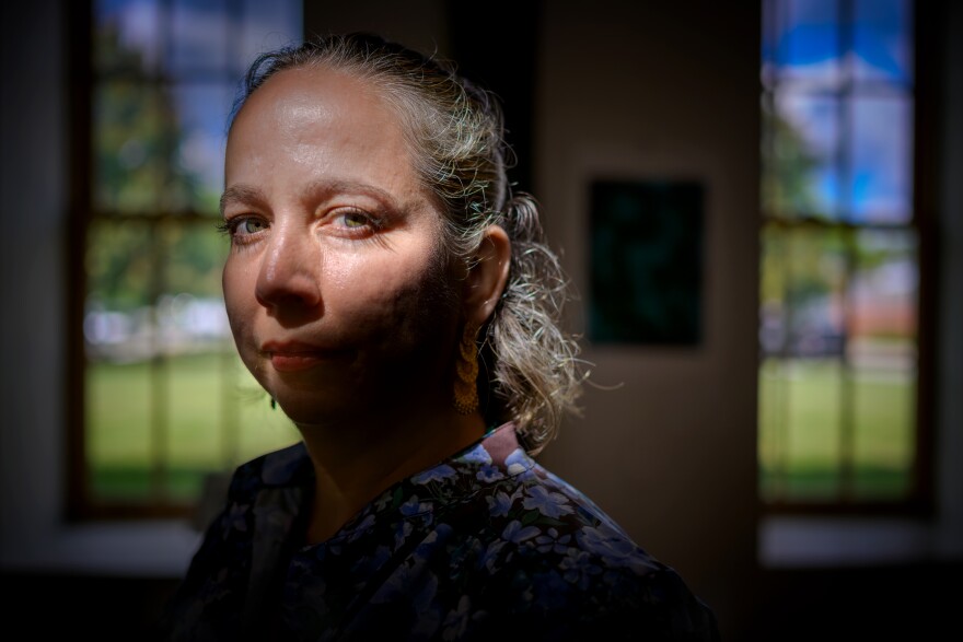 María Vargas en el espacio de exhibición de "Echoes in Motion" en La Grua Center en Stonington.