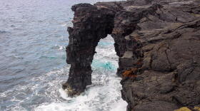A picture of the Hōlei Sea Arch from 2014, before its collapse.
