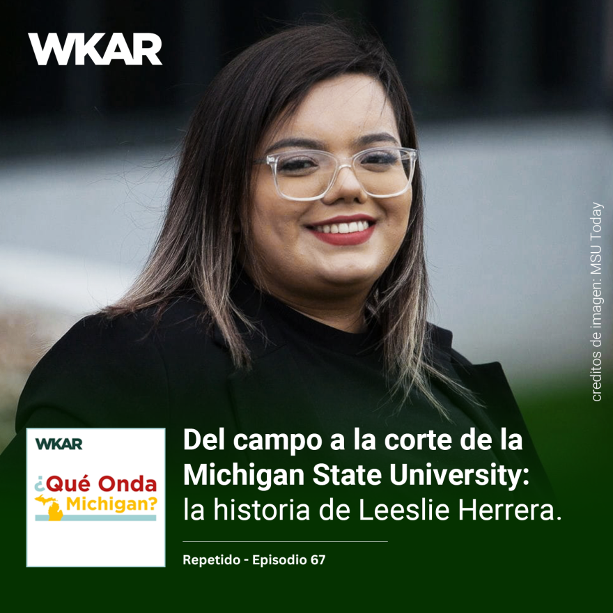 En la imagen se puede observar una fotografia de Leeslie Herrera. Leeslie tiene cabello negro con puntas pintadas rubias. Ella esta usando lentes y una chaqueta y camisa negra. Leeslie tiene los labios pintados de rojo oscuro. Leeslie esta sonriendo en la foto. En el lado inferior de la imagen está el logo de ¿Qué Onda Michigan? sobre un fondo blanco. En la parte izquiera superior estan las palabras: "WKAR". En la parte derecha las siguientes palabras están escritas: "Del campo a la corte de la Michigan State University: la historia de Leeslie Herrera"  y "Repetido - Episodio 67". El fondo de la imagen es del color verde. 
