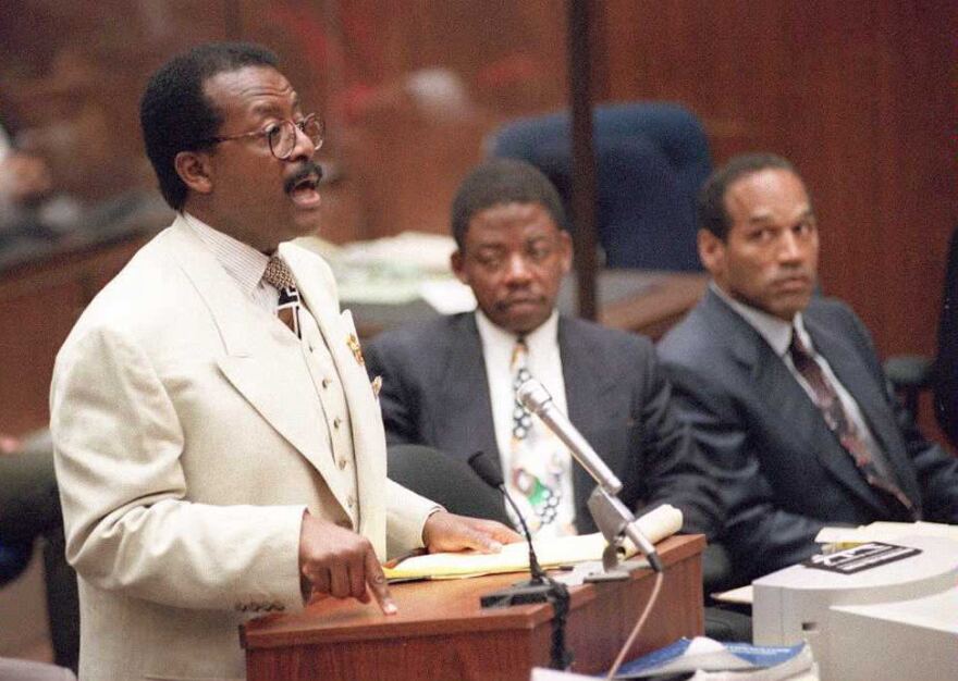 Defense attorney Johnnie Cochran (left) makes an argument in the 1995 murder trial of O.J. Simpson (far right).