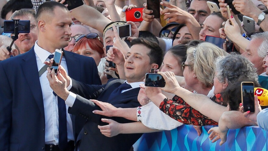 Ukraine's new president, Volodymyr Zelenskiy, paused on the way to his inauguration to take a selfie with supporters in Kiev.