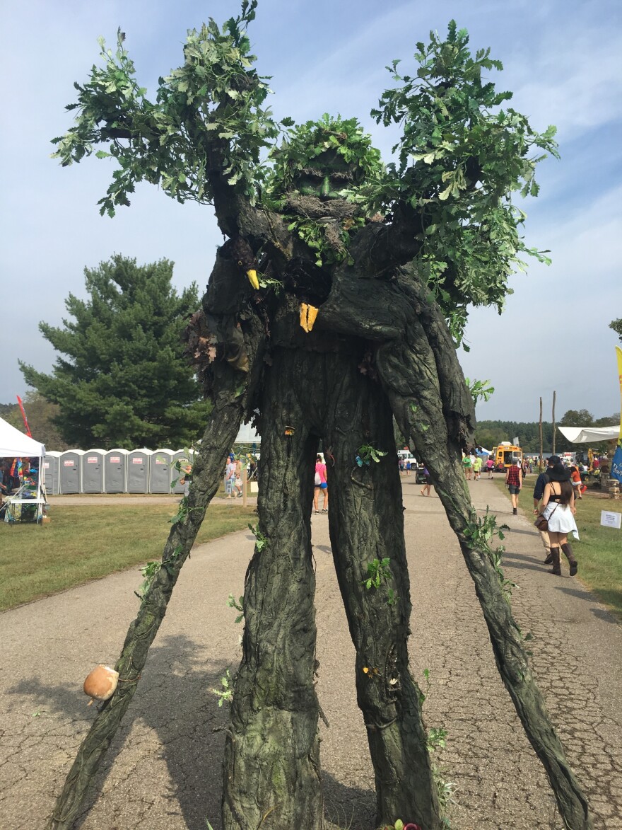man_dressed_as_tree_taking_pics_with_kids._.jpg