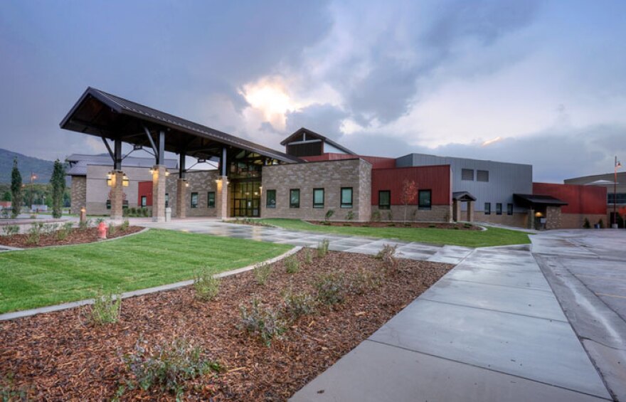 Park_City_High_School,_photographed_from_Kearns_Blvd.,_Park_City,_UT,_USA._0.jpg