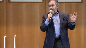 Rabbi Aaron Spiegel discusses affordable housing during Thursday’s Seder