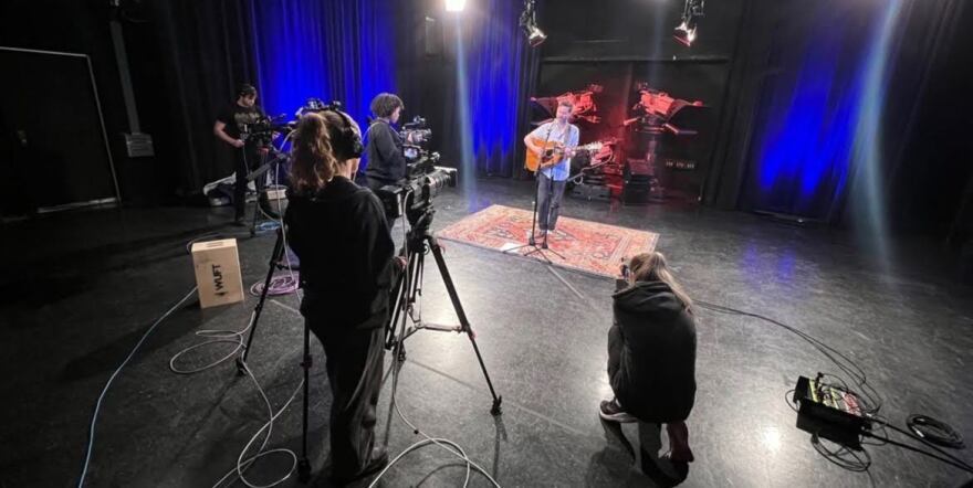 Miembros de servicios de medios WUFT filmando un episodio de ‘WUFT Amplified’. Foto cortesía: Matthew Abramson.