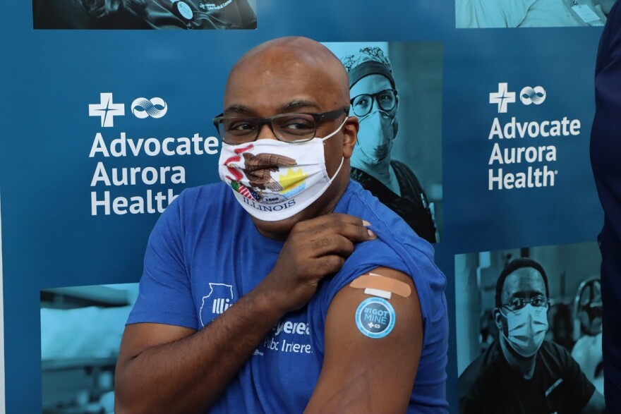 Kwame Raoul shows COVID vaccination