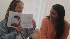 Sofia Recchi, derecha, y Caroline Anttila, izquierda, leen su libro nuevo, "Un Paseo al Corazón," el domingo 22 de febrero 2026 en el restaurante colombiano Cassa Blanca en Nashua