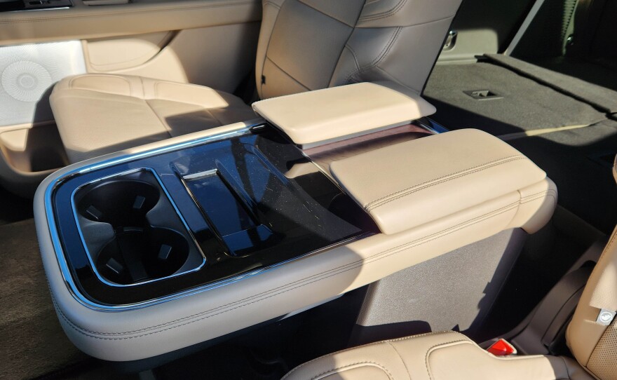 2023 Lincoln Navigator Reserve rear console