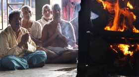 Indian Hindu man Jeet Bahadur Singh (L) prays along with priests as he watches his wife's cremation at the Panchavati Amar Dham crematorium in Nashik, 28 August 2003 some 187 kms (116 miles) north of Bombay.  At least 45 people were killed and more than 70 injured in a 27 August stampede by Hindu worshippers rushing to bathe in one of western India's holiest rivers at the Kumbh festival held every three years.  AFP PHOTO/INDRANIL MUKHERJEE  (Photo credit should read INDRANIL MUKHERJEE/AFP via Getty Images)