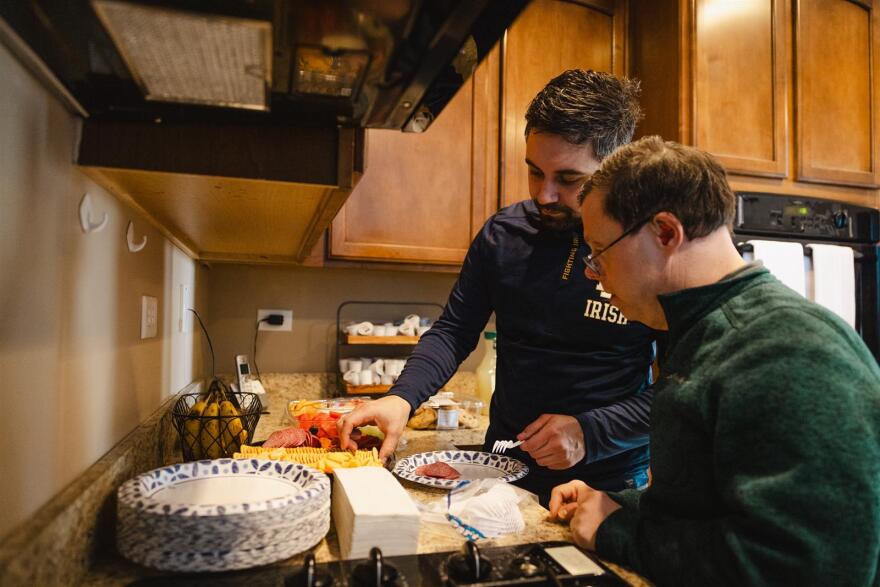 Ligas’ clinical mentor, Nicholas Czech, helps prepare snacks.