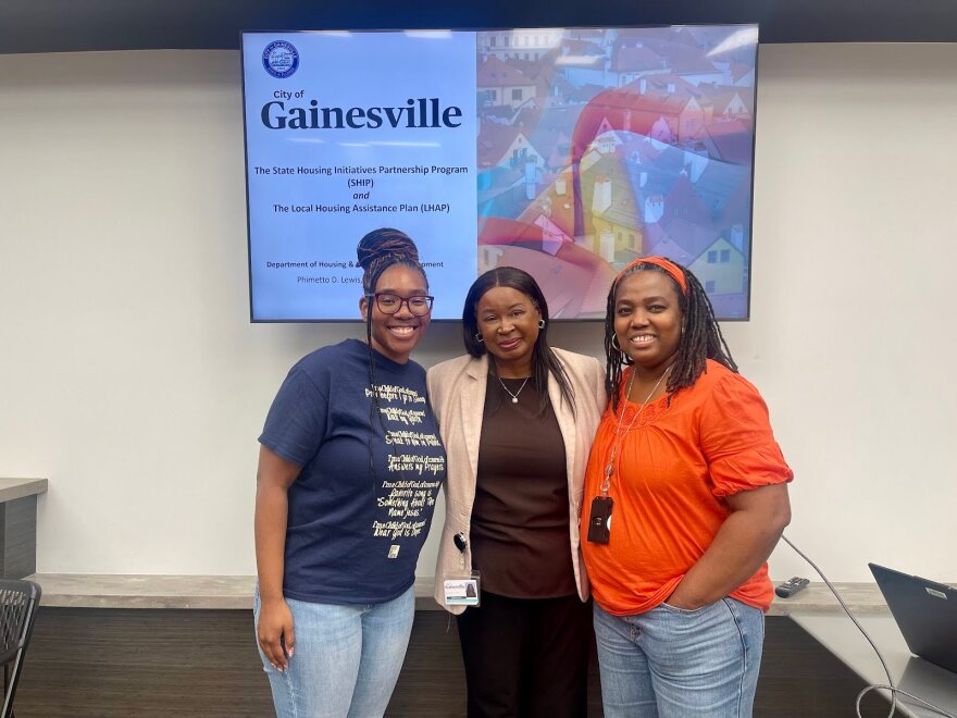 Phimetto Lewis, gerente del Departamento de Vivienda y Desarrollo Comunitario con empleadas de la ciudad de Gainesville en Alachua County Sports and Event Center el 20 de febrero de 2026. Foto por: Dulce Rodriguez-Escamilla.