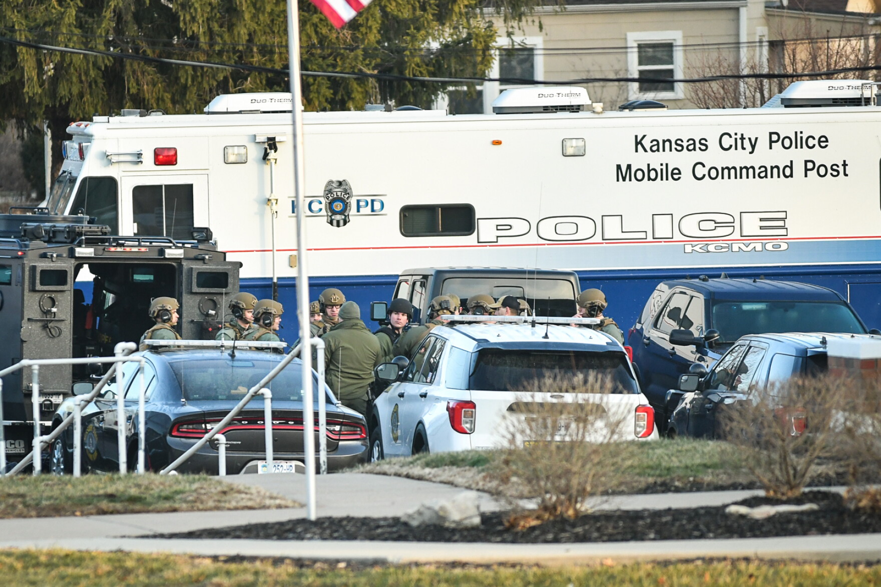 After 18 hours, Kansas City police standoff ends with 1 man found dead ...