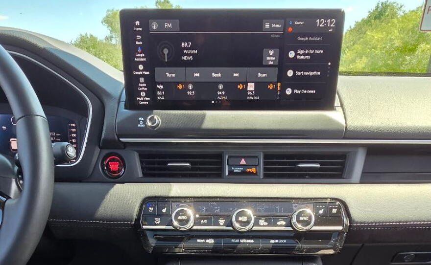 2026 Honda Pilot AWD Elite console and dashboard