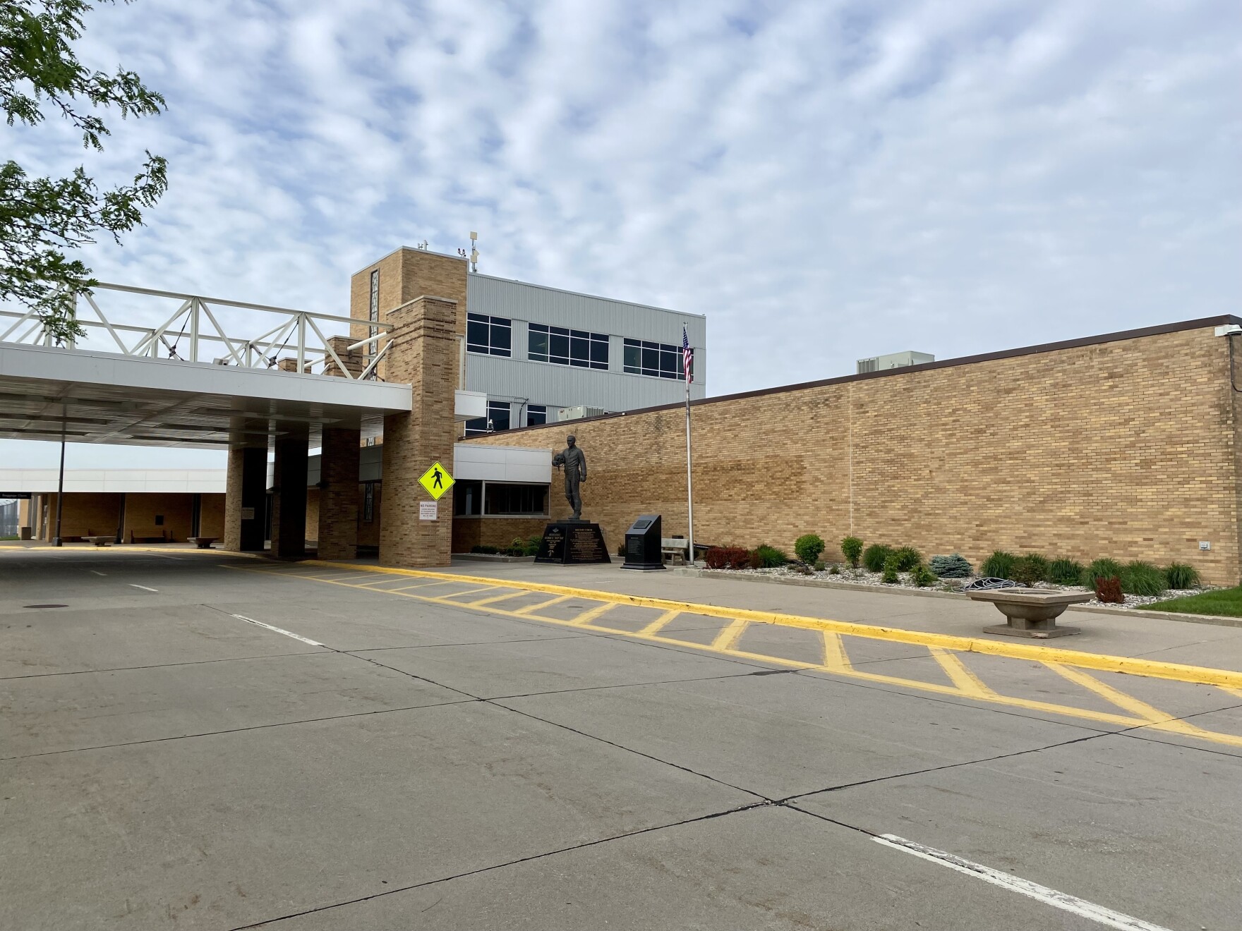 Sioux City airport board staying with SkyWest over new