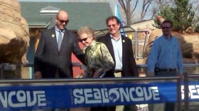 Peggy Helmerich cuts the ribbon dedicating the Helmerich Sea Lion Cover at the Tulsa Zoo