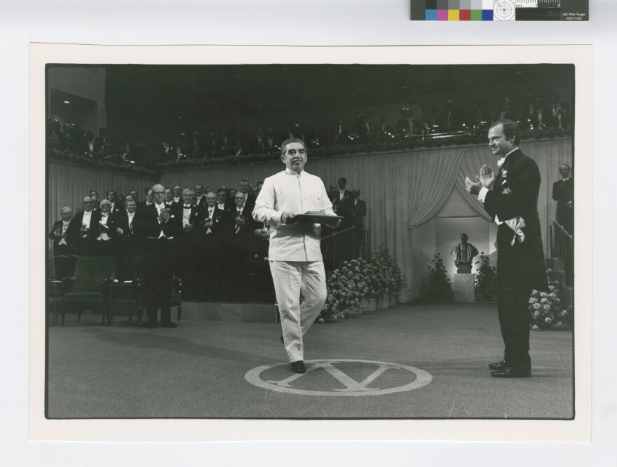 García Márquez accepts the 1982 Nobel Prize for literature.