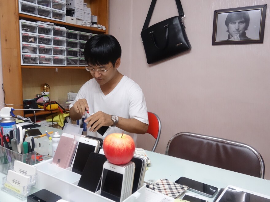 Kim Hak-min, 30, is an electrical engineering student at Sogang University who fixes iPhones as a side business.