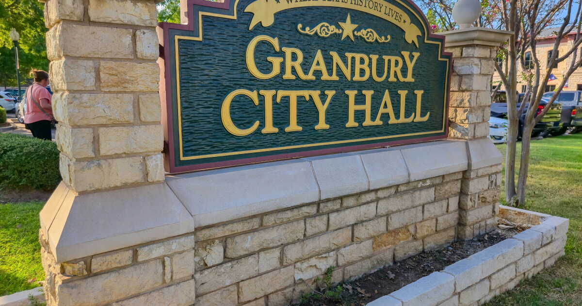 ‘I will not resign:' Granbury leaders address recall in contentious meeting over data center