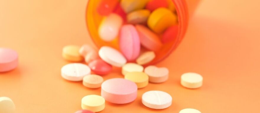 Este opioide sintético es inodoro. Los CDC señalan que el fentanilo no se puede ver, oler ni saborear. Su invisibilidad lo hace peligroso, ya que puede mezclarse con otras drogas sin que el consumidor lo note.