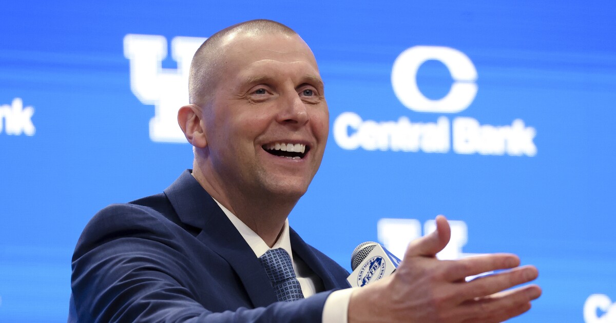 Mark Pope looks to veterans and being himself as he adapts to coaching Kentucky after John Calipari