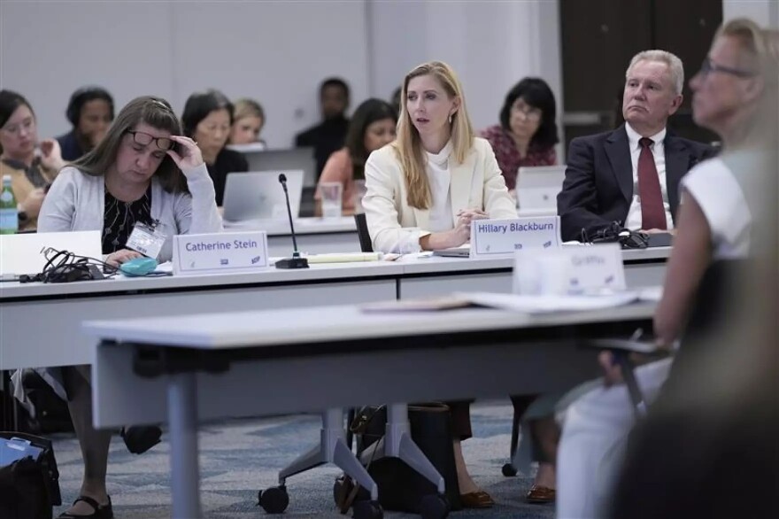 Hillary Blackburn, miembro del comité, escucha durante una reunión del Comité Asesor sobre Prácticas de Inmunización de los CDC el 18 de septiembre de 2025, en Chamblee, Georgia.