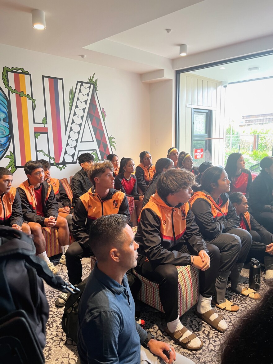 The Nā ‘Ālapa Hawai‘i mens’ and womensʻ teams were greeted by Māori Football in a traditional whakatau or an informal Māori welcoming ceremony.