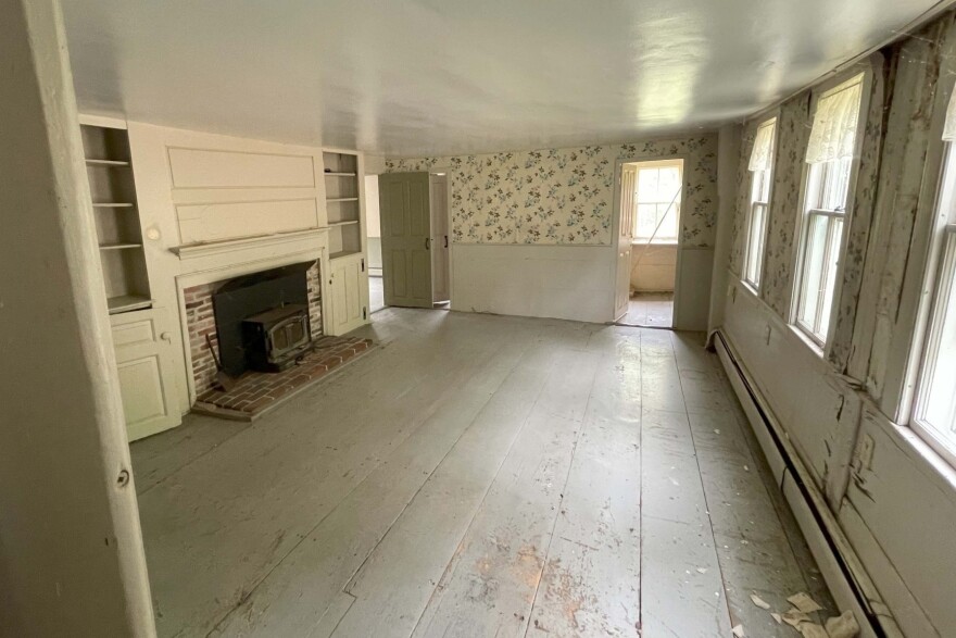 Higgins House interior.