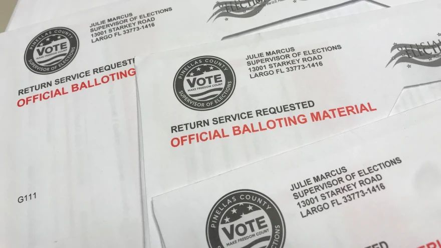 pila de papeletas de voto por correo