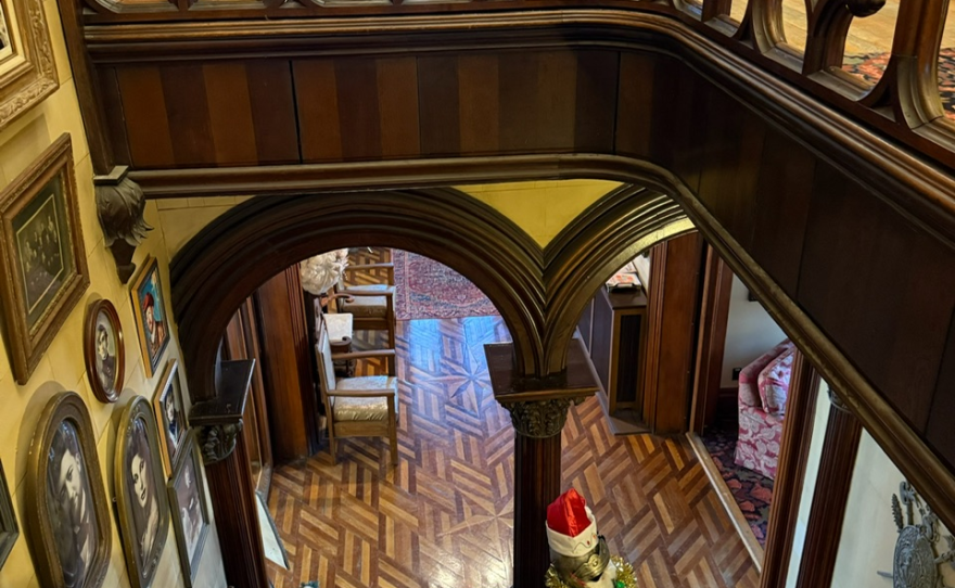 Hilltop Inn staircase (Hilltop Inn)