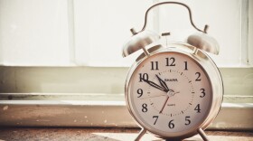 A loosely coordinated effort is gaining steam to get all West Coast states to synchronize their clocks to year-round daylight saving time. 
