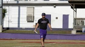 El entrenador de béisbol de Gainesville High School, Adrián Ramos, camina en la cancha de entrenamiento durante una práctica. Foto por: Natalia Lopez.
