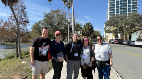 Grupos de voluntarios caminaron por las calles de St. Pete para encuestar a las personas que viven sin hogar.