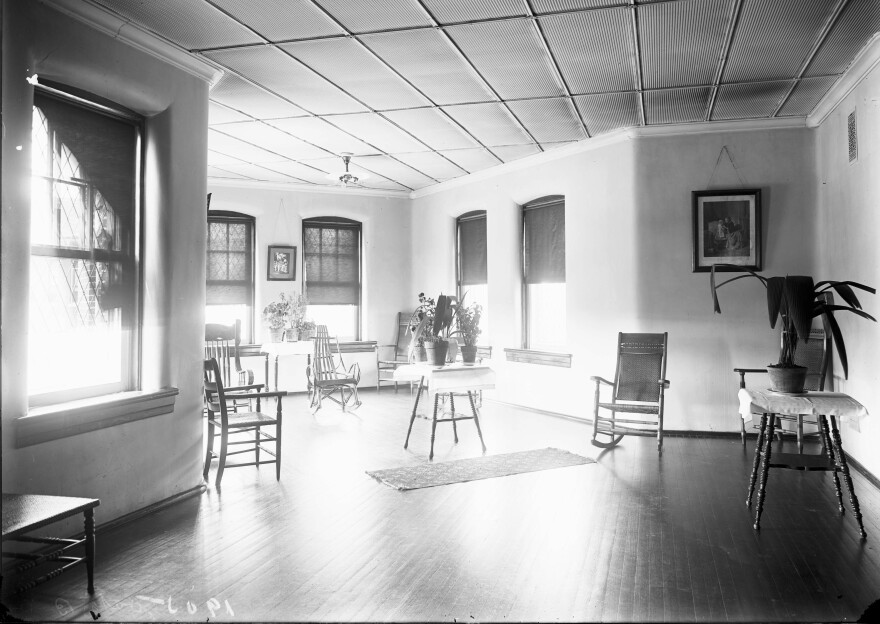 The Oaks B sitting room, pictured in 1905.