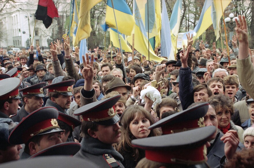 Representatives of the Ukrainian Catholic Church protest the visit of Russian Orthodox church Patriarch Alexi II to Kyiv on Oct. 29, 1990.