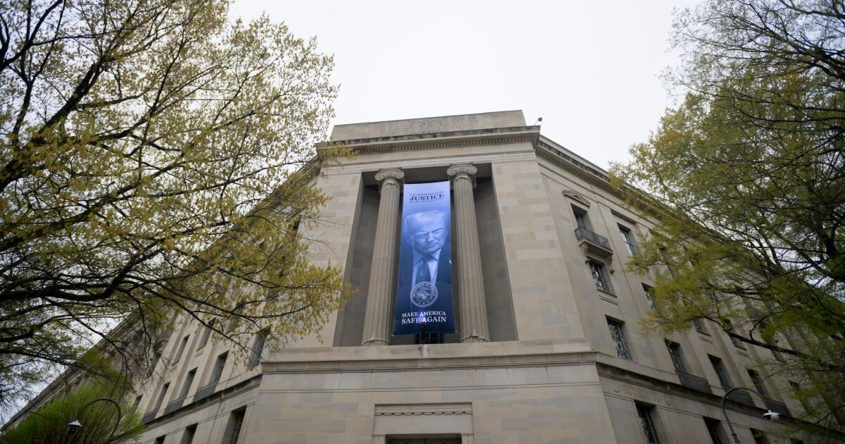 Администрация Трампа уволила бостонского иммиграционного судью, вынесшего решение по делу Озтюрка