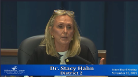 Una mujer rubia con gafas en la cabeza