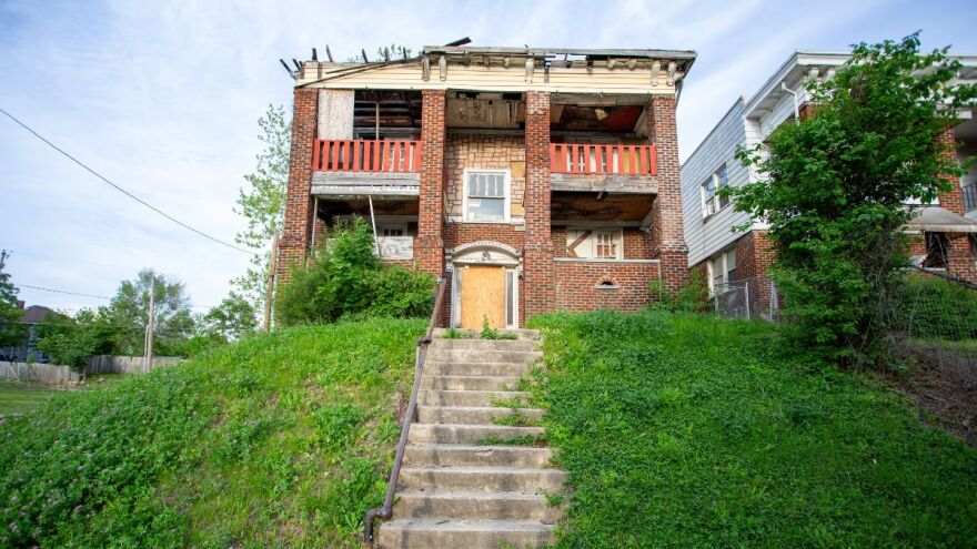 A boarded-up colonnade apartment building sits empty in Kansas City’s Washington Wheatley neighborhood. A proposed ordinance would require property owners to secure and weatherproof any buildings that are vacant for longer than 90 days.