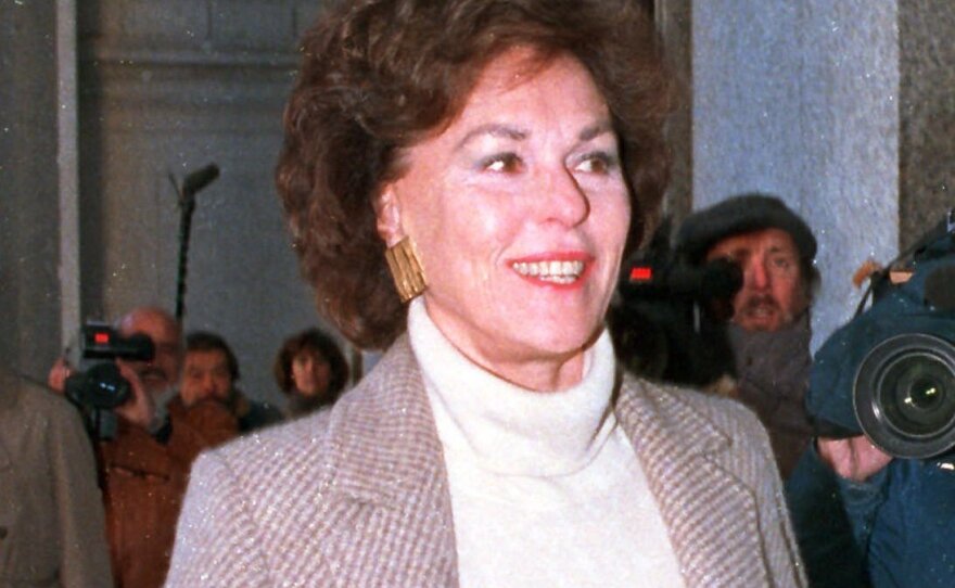 Former Miss America and former New York Cultural Affairs Commissioner Bess Myerson smiles on Nov. 22, 1988, after arriving at federal court in Manhattan.