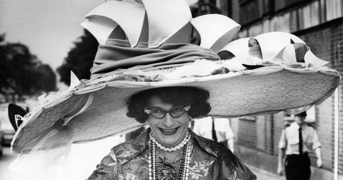 Edna Mark After 60 Years Of Fabulousness, Dame Edna Embarks On Her Farewell Tour ...