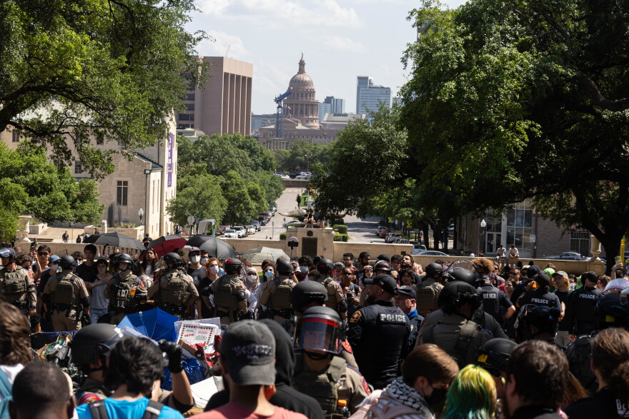 Ut Austin Riots UT Austin says protesters carried guns and assaulted people ...