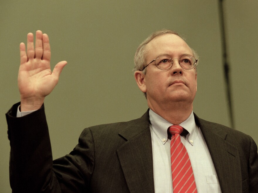 Independent counsel Kenneth Starr testifies before the House Judicial Committee on Nov. 19, 1998. He alleged that then-President Clinton engaged in "an unlawful effort to thwart the judicial process."