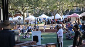 Gente disfrutando de una presentación en Bo Diddly Plaza. Foto por: Sofia Mella-Lopez.