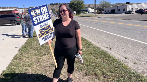 United Steelworkers union member Aven Benner strikes in front of the union hall in Columbus Thursday morning.